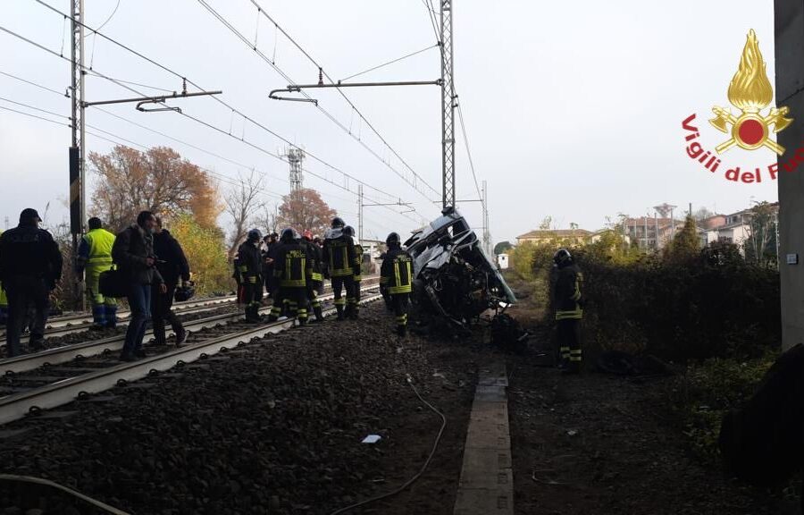 Pulmino per il trasporto disabili precipita sui binari e viene colpito da un treno: morto un ragazzo