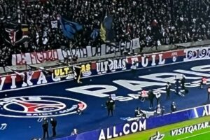 “Napoli terzo mondo d’Europa”, blitz dei tifosi azzurri nel curva del Psg: striscione contro Le Figaro