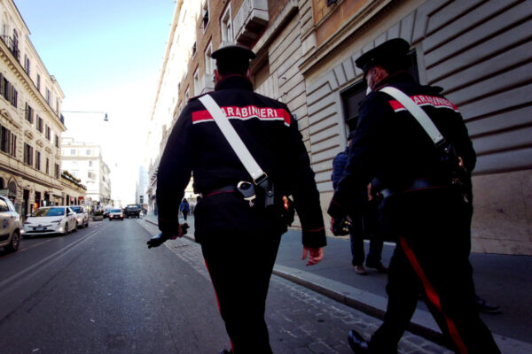 “Vuoi una sigaretta?” e poi la molesta: turista inseguita fino a casa, salvata dalle coinquiline