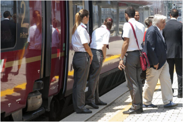 Passeggera col green pass ‘pezzotto’ blocca l’Alta Velocità: a bordo con tampone ‘fatto in casa’ Passeggera col green pass ‘pezzotto’ blocca l’Alta Velocità: a bordo con tampone ‘fatto in casa’