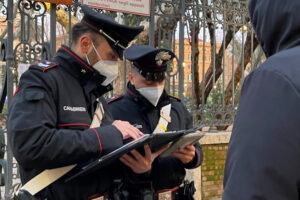 Mamma picchia e frusta figlio di 8 anni, il piccolo fugge dal papà: “Salvami”