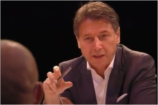 Conte, l’inglese maccheronico nella conferenza all’estero top secret: “Con – Conscionz – Conscienses”