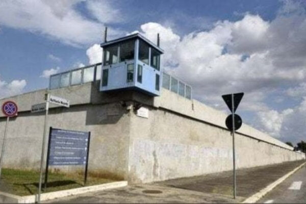 A Rebibbia 12 detenute riparano modem e vengono assunte da Linkem: “Fieri di aiutare al reinserimento nella società” A Rebibbia 12 detenute riparano modem e vengono assunte da Linkem: “Fieri di aiutare al reinserimento nella società”