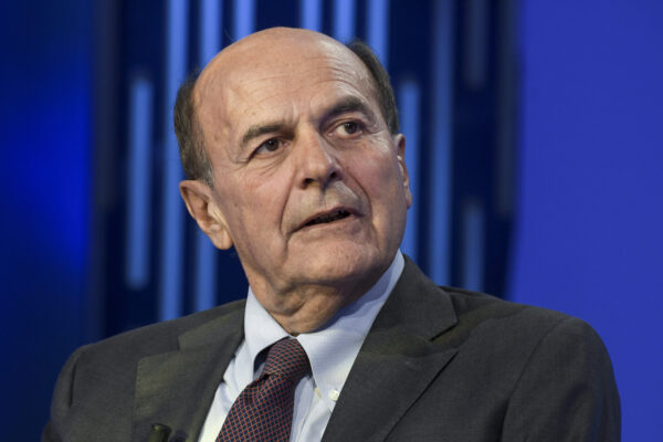 Bersani, i 98mila euro dai Riva e la doppia morale della sinistra avvelenata con Renzi