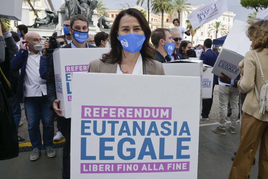 Suicidio assistito, per Mario si allungano i tempi: “Trappola burocratica, anche il governo è inadempiente”