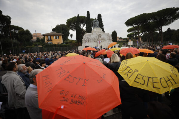 Trieste, è boom di contagi: vietate le piazze no vax