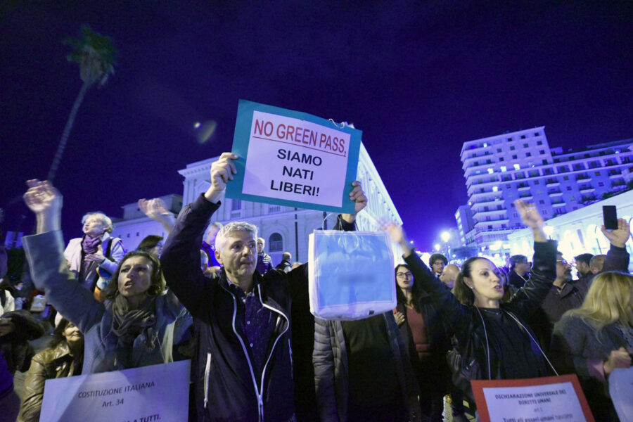 Rastrellamenti contro i no vax: si vuole criminalizzare un’opinione