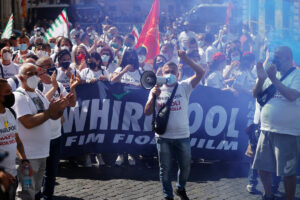 Whirlpool, al via i licenziamenti: il governo perde la faccia, sconfessati Orlando e Giorgetti