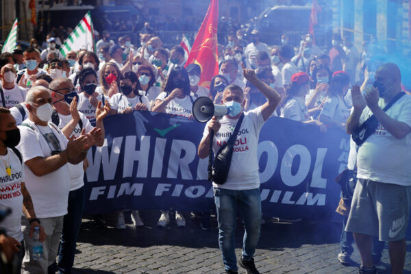 Whirlpool, al via i licenziamenti: il governo perde la faccia, sconfessati Orlando e Giorgetti