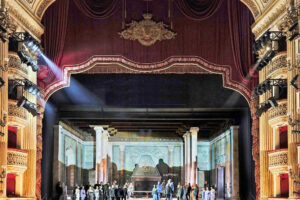 Teatro stracolmo e standing ovation: Desdemona con la pistola convince, Otello bianco meno