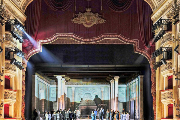 Teatro stracolmo e standing ovation: Desdemona con la pistola convince, Otello bianco meno