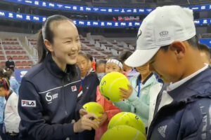 Scomparsa Peng Shuai, la tennista cinese si rivede dopo settimane: “Ma foto e video non bastano”