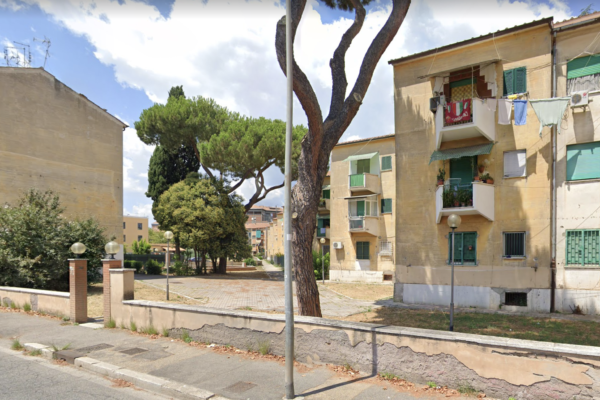 “Qui non entrate”, residenti cacciano dalla casa popolare una famiglia rom: cambiata anche la serratura