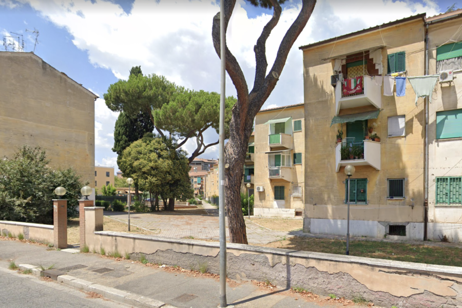 “Qui non entrate”, residenti cacciano dalla casa popolare una famiglia rom: cambiata anche la serratura