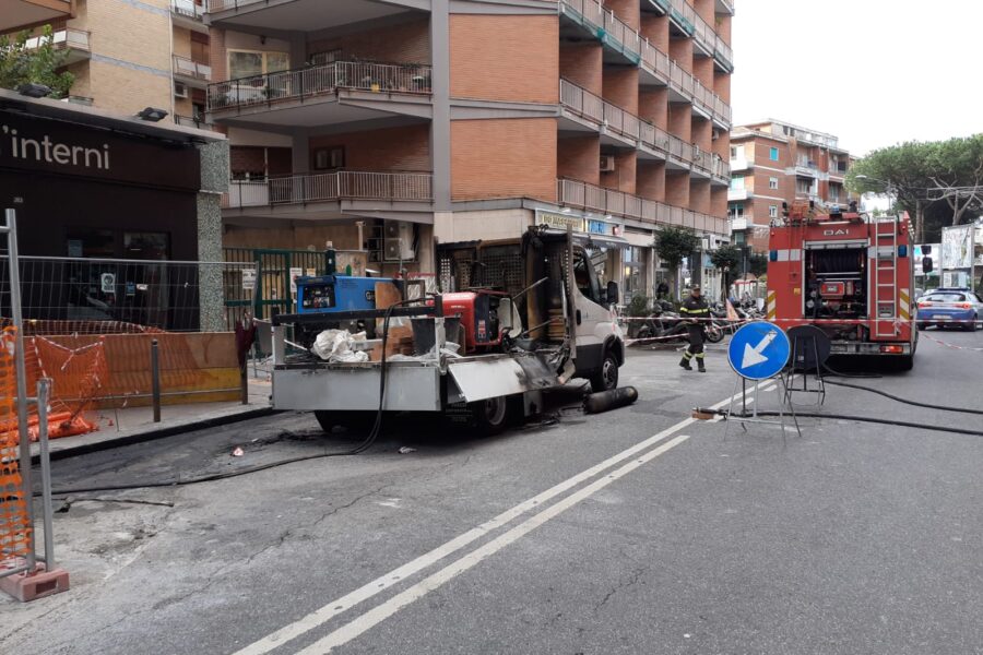 Paura per un incendio al Vomero: evacuato un palazzo e traffico nel caos