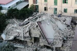 Crolla palazzina dopo esplosione, coppia sotto le macerie. “Sono qui”, donna estratta viva