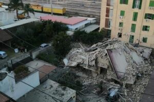 Crolla palazzina dopo esplosione, coppia sotto le macerie. “Sono qui”, donna estratta viva