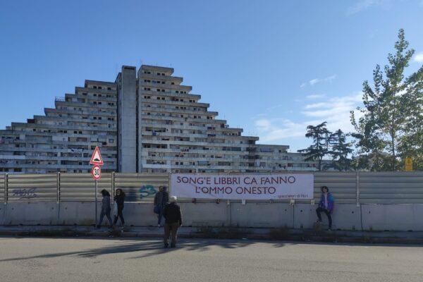 “Scampia è cambiata, non è più Gomorra”, gli “spacciatori di libri” rispondono alla serie tv “Scampia è cambiata, non è più Gomorra”, gli “spacciatori di libri” rispondono alla serie tv