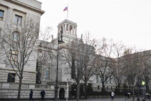 Spy story a Berlino, diplomatico russo muore ‘volando’ dall’ambasciata: i dubbi sulla presunta spia sotto copertura