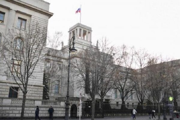 Spy story a Berlino, diplomatico russo muore ‘volando’ dall’ambasciata: i dubbi sulla presunta spia sotto copertura