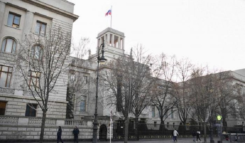 Spy story a Berlino, diplomatico russo muore ‘volando’ dall’ambasciata: i dubbi sulla presunta spia sotto copertura