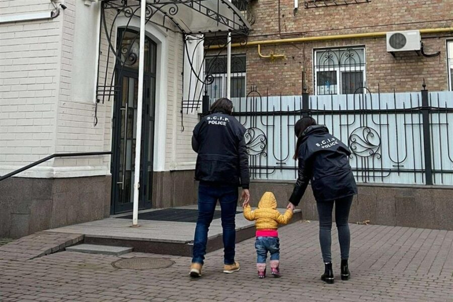 Genitori affittano utero e abbandonano bimba dopo la nascita: “La tiene la baby sitter”