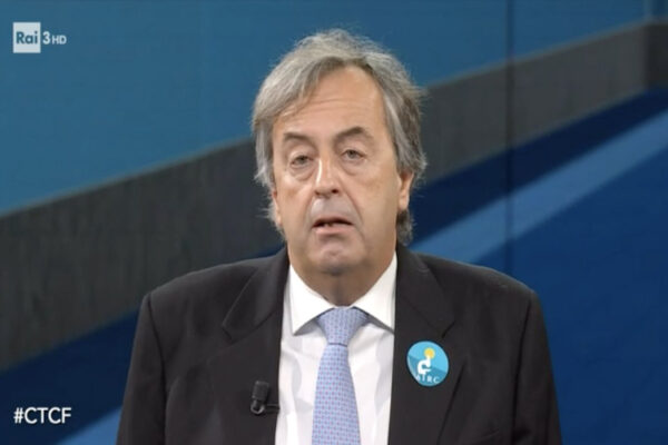 “Perché non serve misurare gli anticorpi: dobbiamo fare la terza dose”, il chiarimento di Roberto Burioni