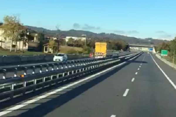 Camionista contromano sulla Torino-Savona, a tutta velocità slalom tra tir e auto: “Non ci credo”