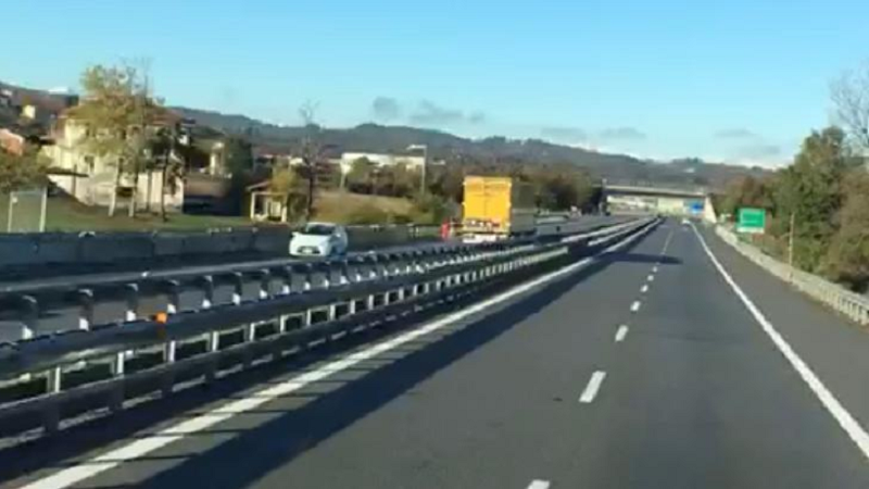 Camionista contromano sulla Torino-Savona, a tutta velocità slalom tra tir e auto: “Non ci credo”