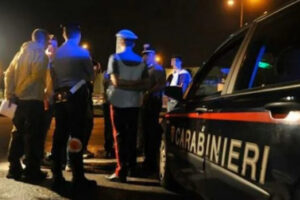 Carabiniere eroe tenta di sventare rapina in farmacia, ferito con tre coltellate: gravissimo