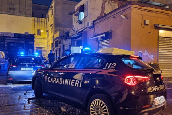 “Fermo, non puoi entrare”, proprietaro di casa sorprende ladro in azione e viene accoltellato