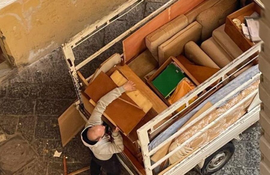Case occupate a Napoli, l’incubo della nonnina 90enne: mobili tra i rifiuti e serratura cambiata