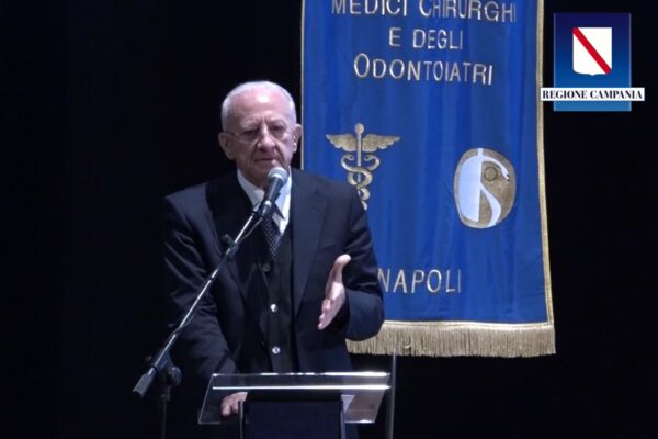 De Luca, l’avvertimento sul Natale ‘libero’ dal Covid: “Dipende da noi, niente distrazioni o sarà ecatombe”