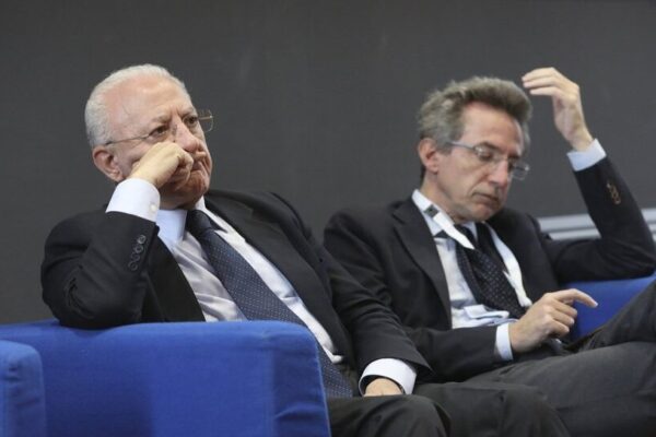 De Luca si impossessa del corpo di Manfredi e il sindaco tuona: “Basta movida, la socialità è una strana abitudine”