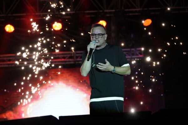 Sorpresa con l’amante finisce nel video di Gigi D’Alessio, la sentenza dei giudici: “Deve essere risarcita”