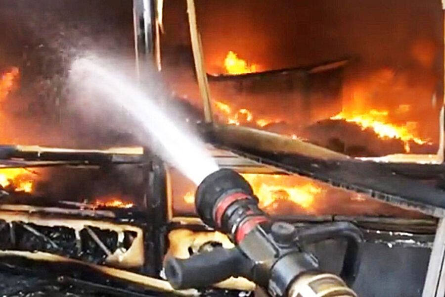 Napoli, fiamme nella notte in un fabbricato a Pianura: struttura distrutta