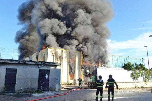 Benvenuti a Napoli nord, dove le città bruciano e la giustizia muore Benvenuti a Napoli nord, dove le città bruciano e la giustizia muore