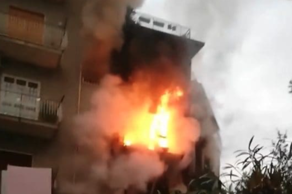 Assunta muore tra le fiamme, la disperazione della figlia: “I vicini l’hanno vista chiedere aiuto dal balcone” Assunta muore tra le fiamme, la disperazione della figlia: “I vicini l’hanno vista chiedere aiuto dal balcone”