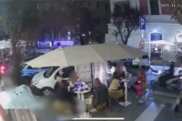 Preso il ladro dei tavolini della movida, rubava le borse alle donne sedute al bar