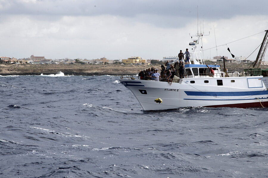 Foto Vincenzo Leonardi – LaPresse
05-10-2013 Lampedusa (Italia)
Cronaca
Tragedia a Lampedusa, un altro viaggio della speranza finito in tragedia
Nella foto: la corona di fiori offerta al mare dai pescatori di Lampedusa

Photo Vincenzo Leonardi – LaPresse
04, October 2013 Lampedusa (Italy)
News
Lampedusa, one of the worst tragedies involving African migrants trying to reach Europe
In the pic: migrants