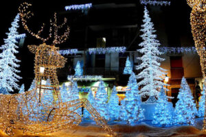 Luci d’Artista al buio, verso l’accensione il 3 dicembre: polemiche dopo lo stop del primo weekend