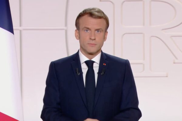 Macron vara la stretta anti Covid in Francia: Green pass agli over 65 solo con terza dose
