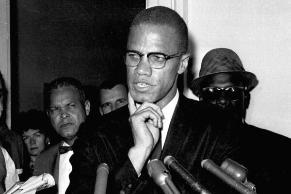 Omicidio Malcolm X, due dei condannati scagionati dopo 55 anni: “Gravi errori nell’inchiesta”