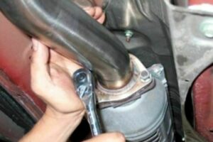 Il cric cede, giovane muore schiacciato da auto: “Stava rubando la marmitta”