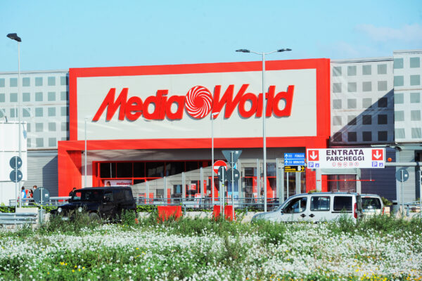 CENTRI COMMERCIALI CHIUSI NEI WEEKEND  DOPO IL NUOVO DPCM  CENTRO COMMERCIALE CHIUSO
PUGLIA ZONA ARANCIONE IPERCOOP DI BARI
MEDIA WORLD MEDIAWORLD