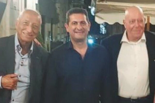 I furbetti del vaccino: il medico dei falsi Pass a cena con Pippo Franco e Figliuolo