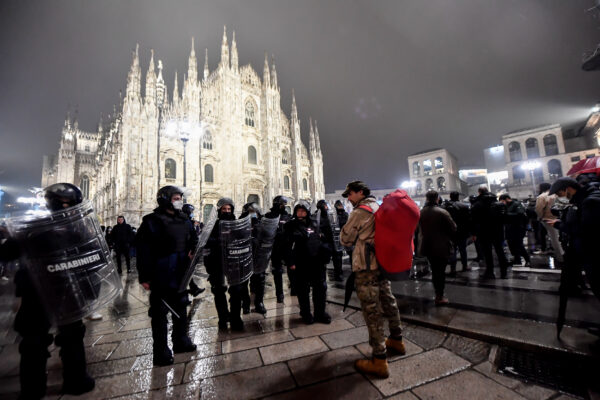 Foto Claudio Furlan/LaPresse 
13-11-2021 Milano (MI) – Italia 
CronacaNo Green pass, a Milano manifestanti in piazza Duomo nonostante i divietiNella foto: la manifestazione No Green Pass in Piazza Duomo

Photo Claudio Furlan/LaPresse
13-11-2021 Milano (MI) – ItalyNews
Green pass, demonstrations against the green certificate in the center of Milan.In the pic: demonstrations against the obligation of the Green pass in Piazza Duomo