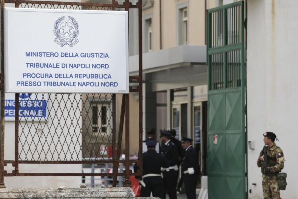 Foto LaPresse – Marco CantileAversa, 18/05/2016CronacaUdienza incidente probatorio, presso il tribunale Napoli Nord ad Aversa, per l’omicidio di Fortuna Loffredo, la bambina prima violentata e poi scaraventata da un palazzo nel quartiere Parco Verde di Caivano.Nella foto: l’ingresso del tribunale