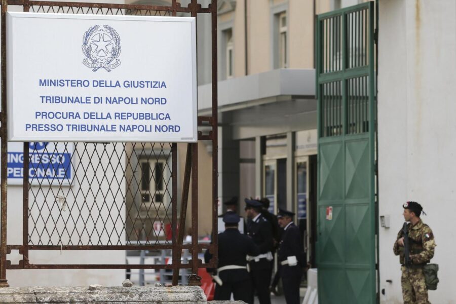 Foto LaPresse – Marco CantileAversa, 18/05/2016CronacaUdienza incidente probatorio, presso il tribunale Napoli Nord ad Aversa, per l’omicidio di Fortuna Loffredo, la bambina prima violentata e poi scaraventata da un palazzo nel quartiere Parco Verde di Caivano.Nella foto: l’ingresso del tribunale