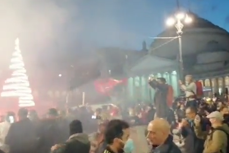 No Green pass, la protesta a Napoli arriva a Piazza del Plebiscito: “Giù le mani dai bimbi”